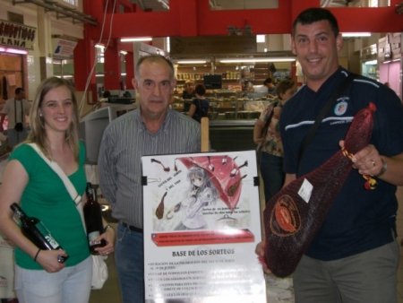 La agraciada en la cuarta lluvia de jamones y vino es Doña Macrina Masiá Bou